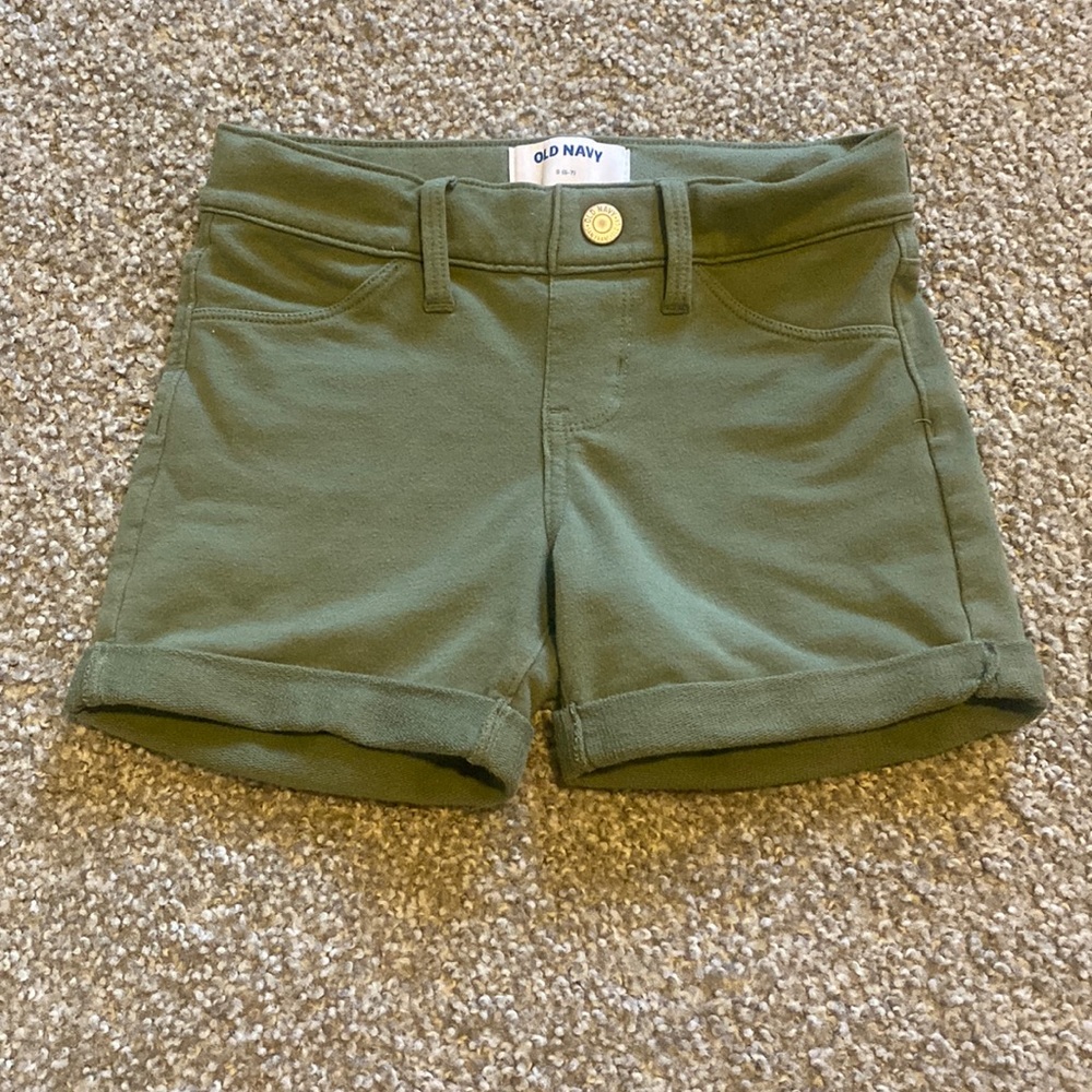 Girls green shorts. Size S (6/7)